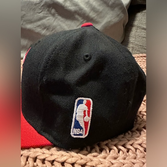 Chicago Bulls Mitchell and Ness SnapBack - Picture 3 of 7